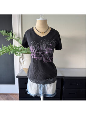 indie sleaze NYC graphic tee Y2K purple black fitted v neck size M grunge